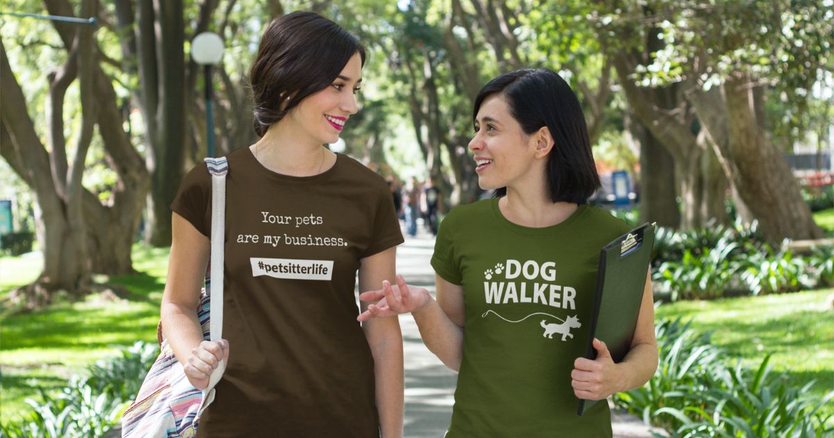 Mistakes new pet sitters should avoid A pet sitter and dog walker are walking on a sidewalk talking to one another